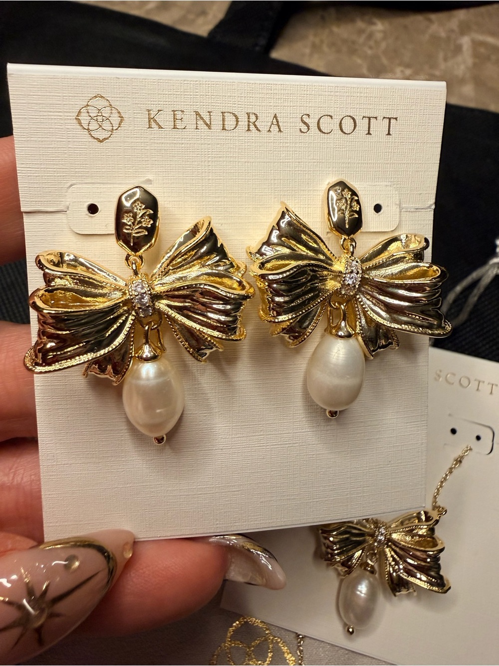 Kendra Scott x LoveShackFancy Pearl
Bow Gold Necklace & earrings set - Picture 2 of 8